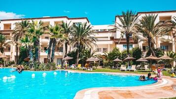 Piscine couverte, piscine extérieure, parasols de plage, chaises longues