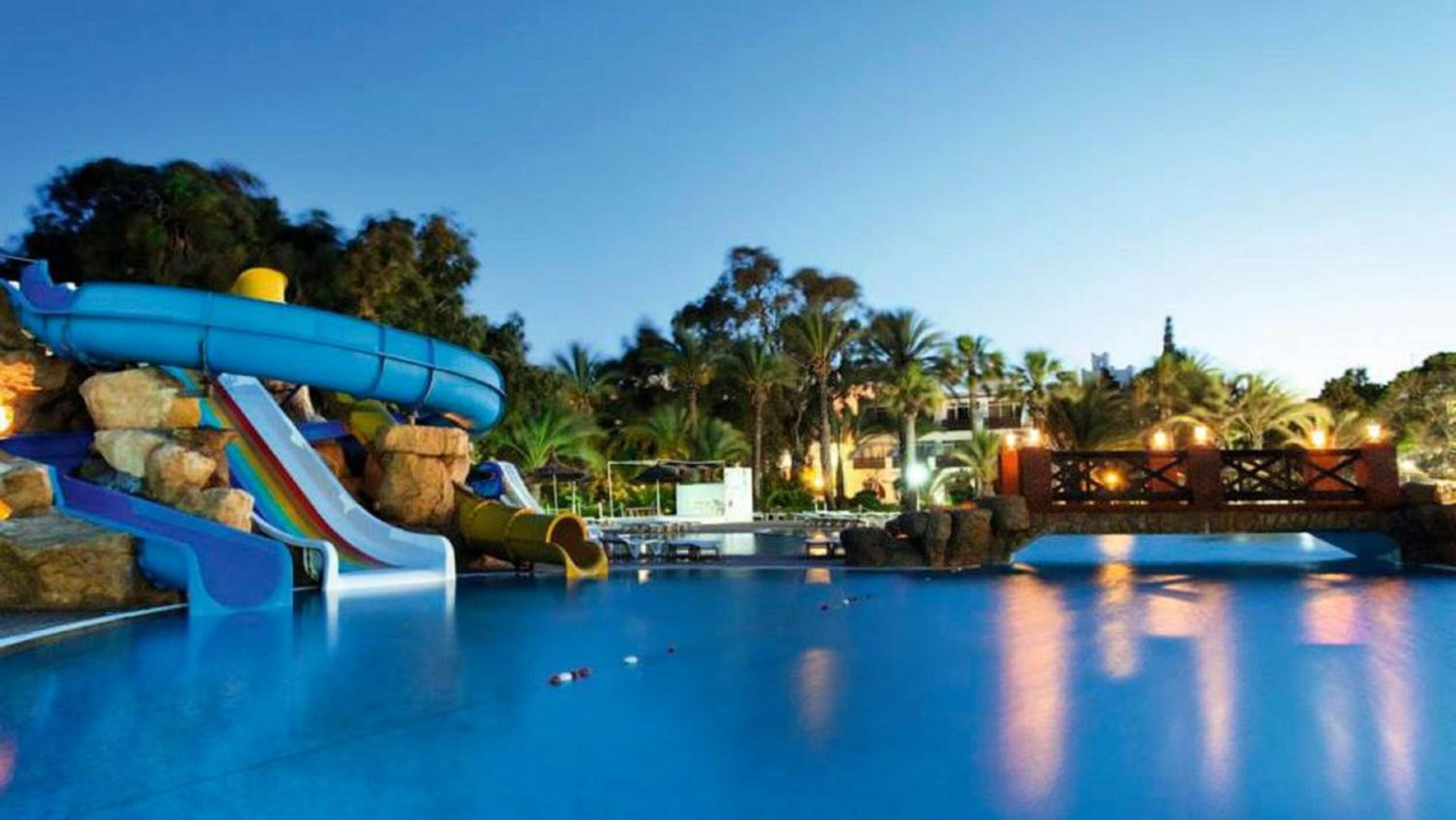 Piscine couverte, 2 piscines extérieures, parasols de plage