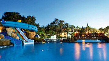 Una piscina techada, 2 piscinas al aire libre, sombrillas