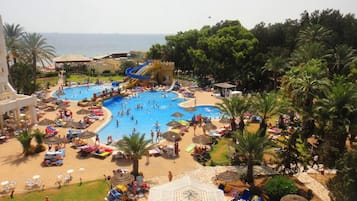 Piscine couverte, 2 piscines extérieures, parasols de plage