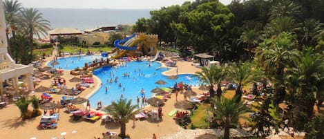 Una piscina techada, 2 piscinas al aire libre, sombrillas