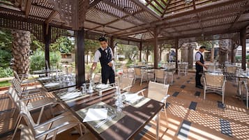 2 restaurantes, se sirve desayuno