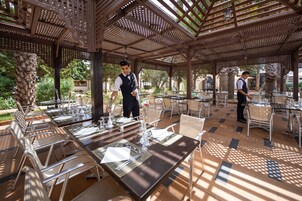 2 ห้องอาหาร, บริการอาหารเช้า