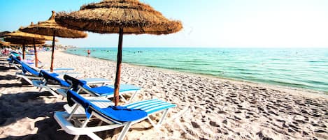 Playa privada, arena blanca, tumbonas y sombrillas