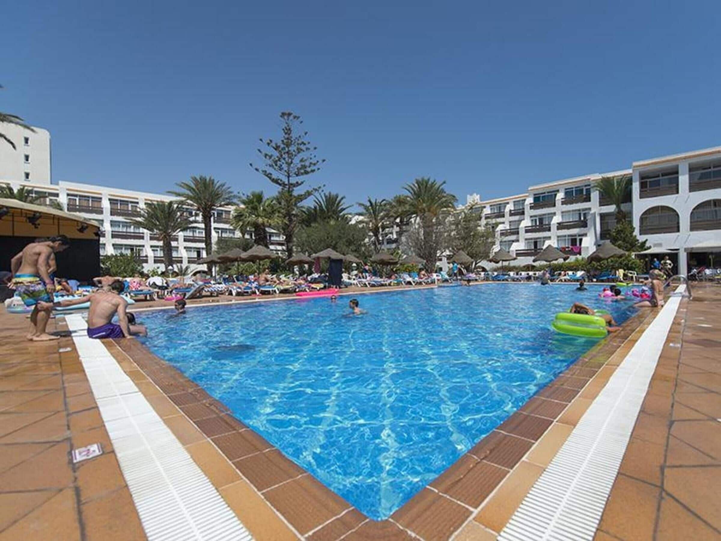 Piscina interna, 2 piscinas externas, guarda-sóis, espreguiçadeiras