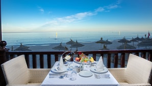 Een eettafel voor twee met uitzicht op het strand en de oceaan.