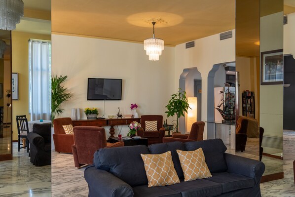 تلفزيون إل سي دي بحجم 22-بوصة يعرض قنوات فضائية، تلفزيون