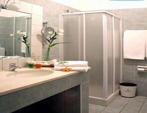 Shower, free toiletries, hair dryer, bathrobes - Hotel Roma (Salsomaggiore Terme)