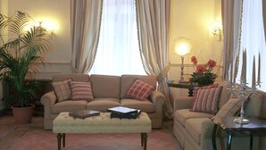 Lobby sitting area - Hotel La Ville (Catania)