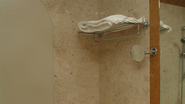 Classic Double Room Single Use | Bathroom | Combined shower/bathtub, free toiletries, hair dryer, bidet - Hotel La Ville (Catania)