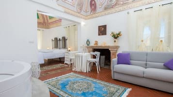 Suite Confort, vista al patio | Minibar, caja de seguridad en la habitación, cunas y wifi gratis