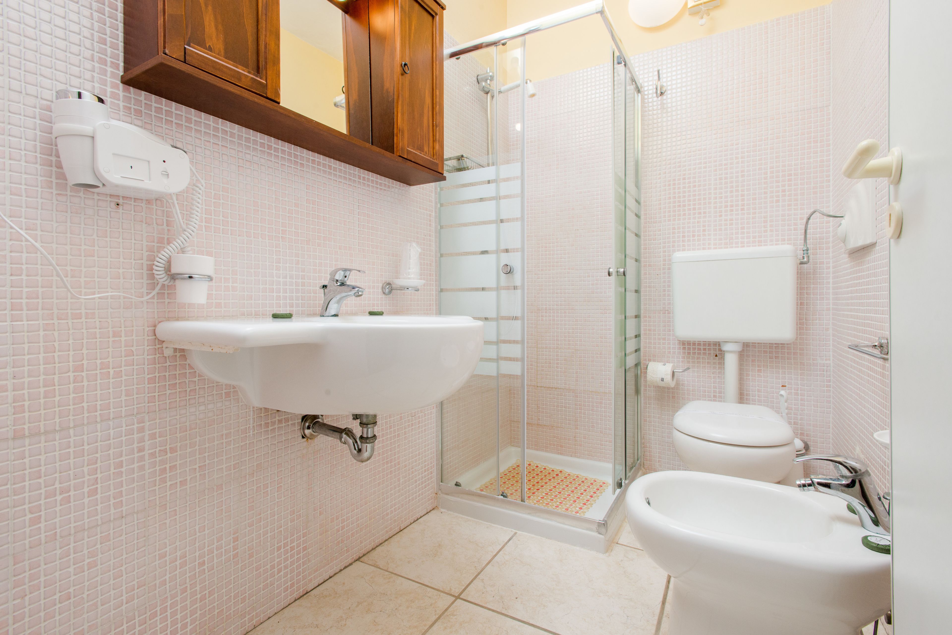 quadruple room | bathroom | shower, free toiletries, hair dryer, bidet