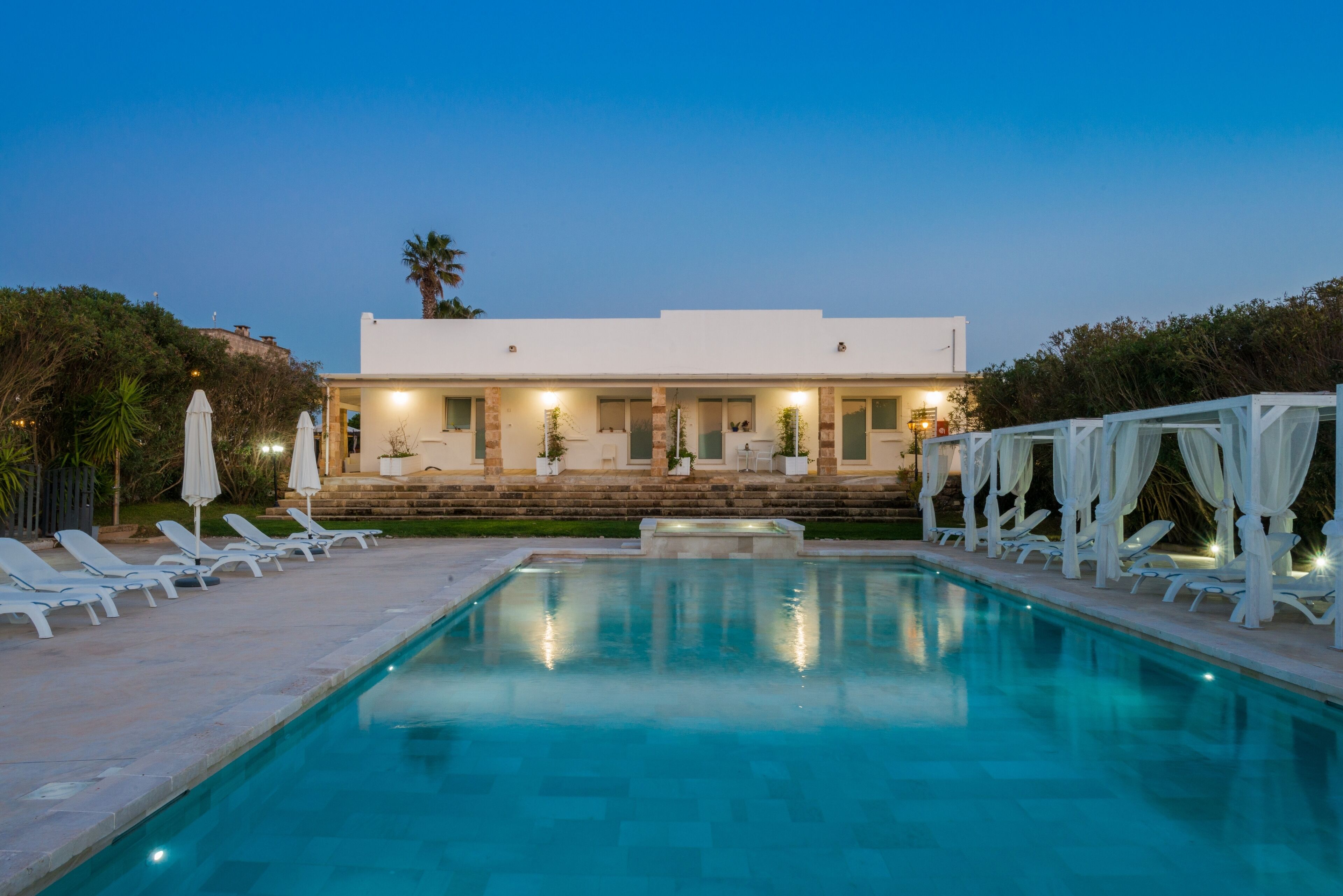 Outdoor pool, pool umbrellas, sun loungers
