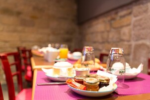 Un desayuno con distintos alimentos y una botella de jugo sobre una mesa.