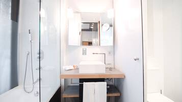 Douche hydromassante, articles de toilette de luxe, sĂšche-cheveux