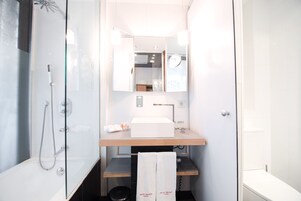 Hydromassage showerhead, designer toiletries, hair dryer, towels