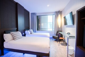 Minibar, in-room safe, individually decorated, individually furnished - Petit Palace President Castellana (Madrid)