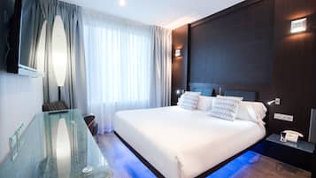 Standaard tweepersoonskamer | Een minibar, een kluis op de kamer, individueel gedecoreerd