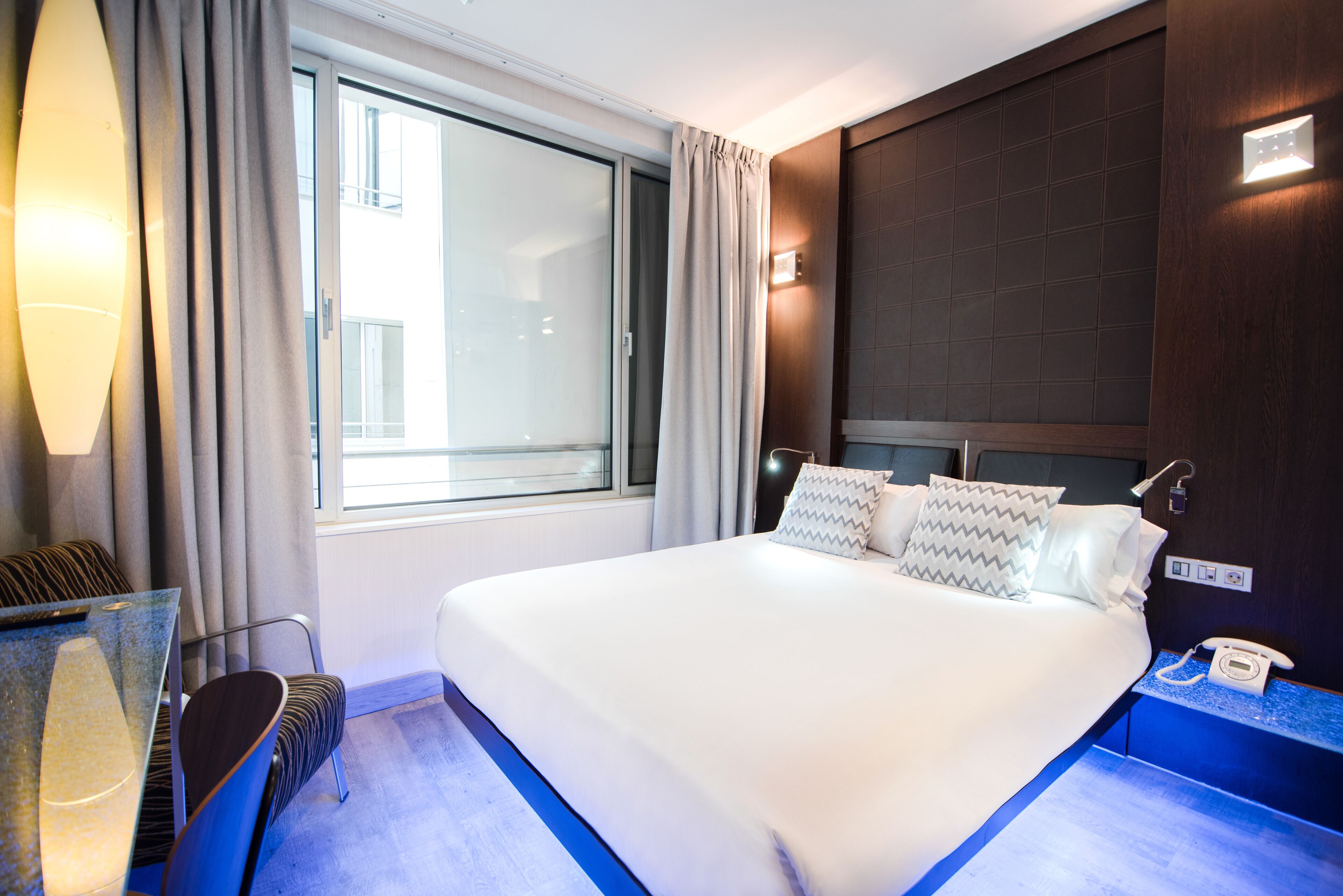 Een minibar, een kluis op de kamer, individueel gedecoreerd