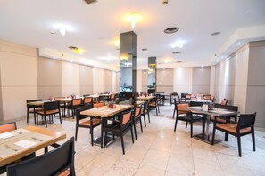 Daily buffet breakfast (EUR 19 per person) - Petit Palace President Castellana (Madrid)