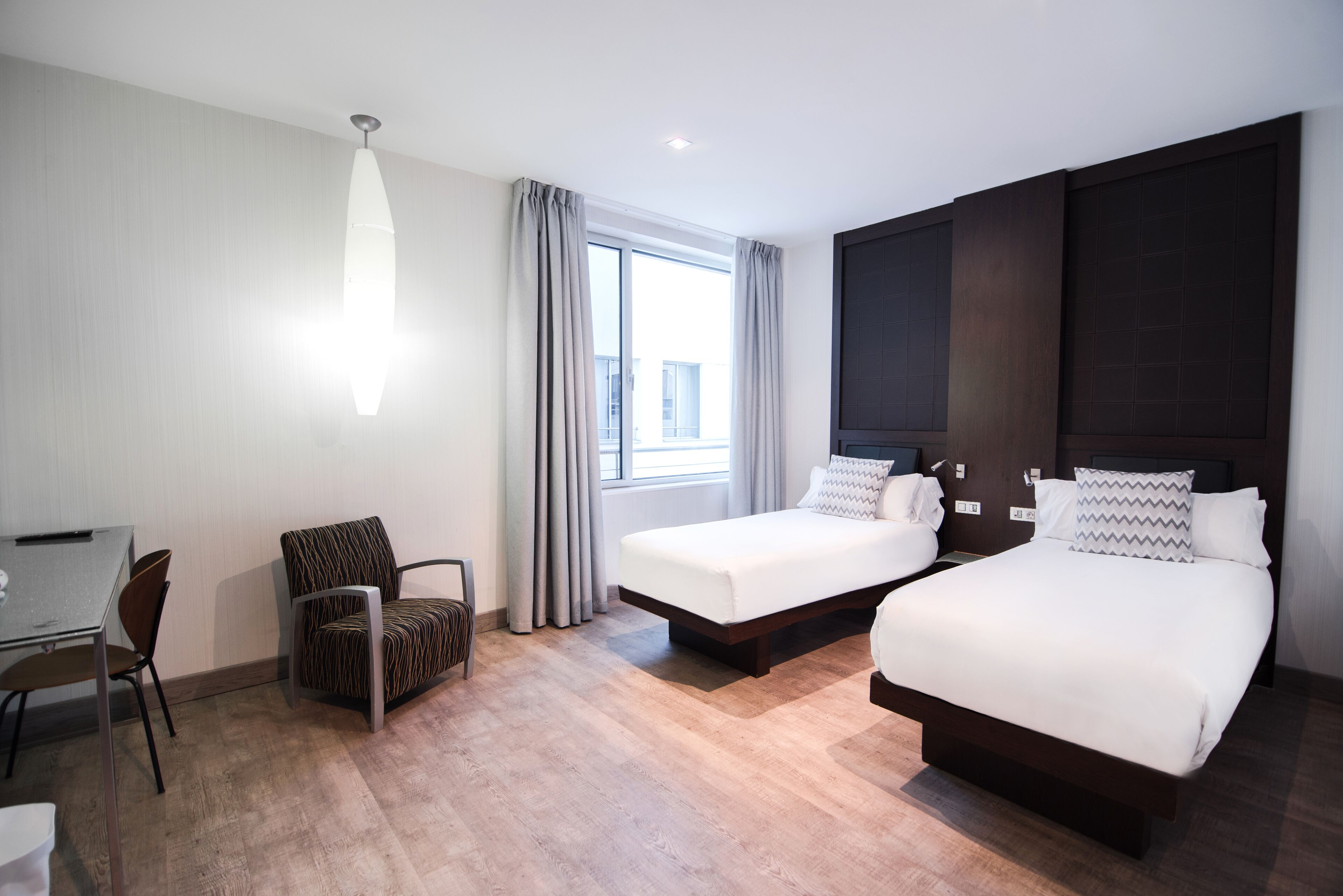 Een minibar, een kluis op de kamer, individueel gedecoreerd