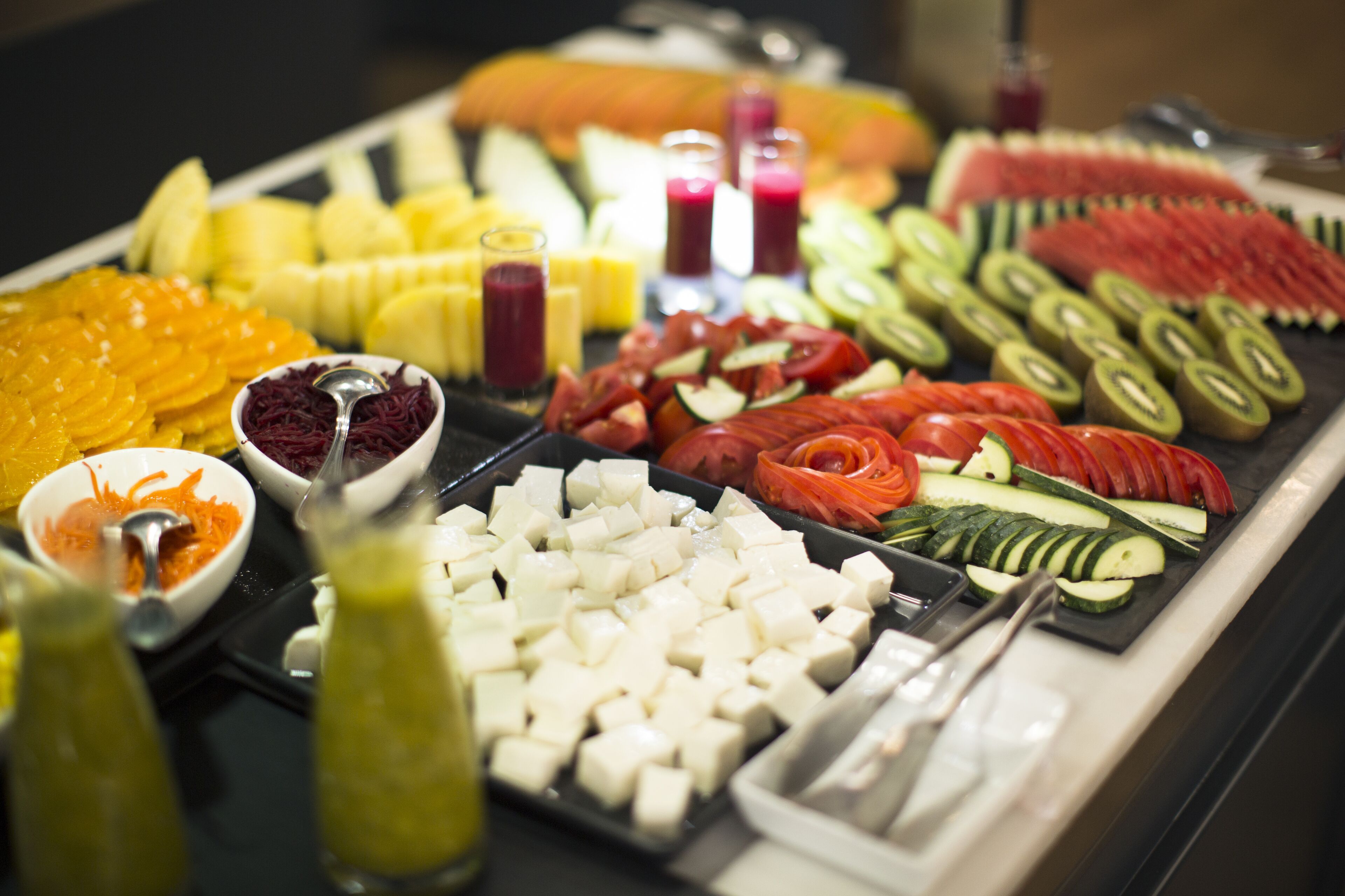Un buffet proposant une variété de fruits, de légumes et de sauces.