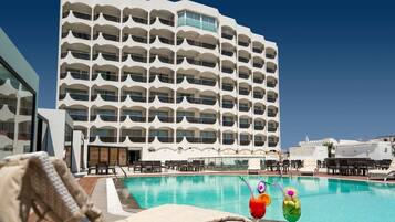 Alberca al aire libre por temporada y sombrillas en la alberca