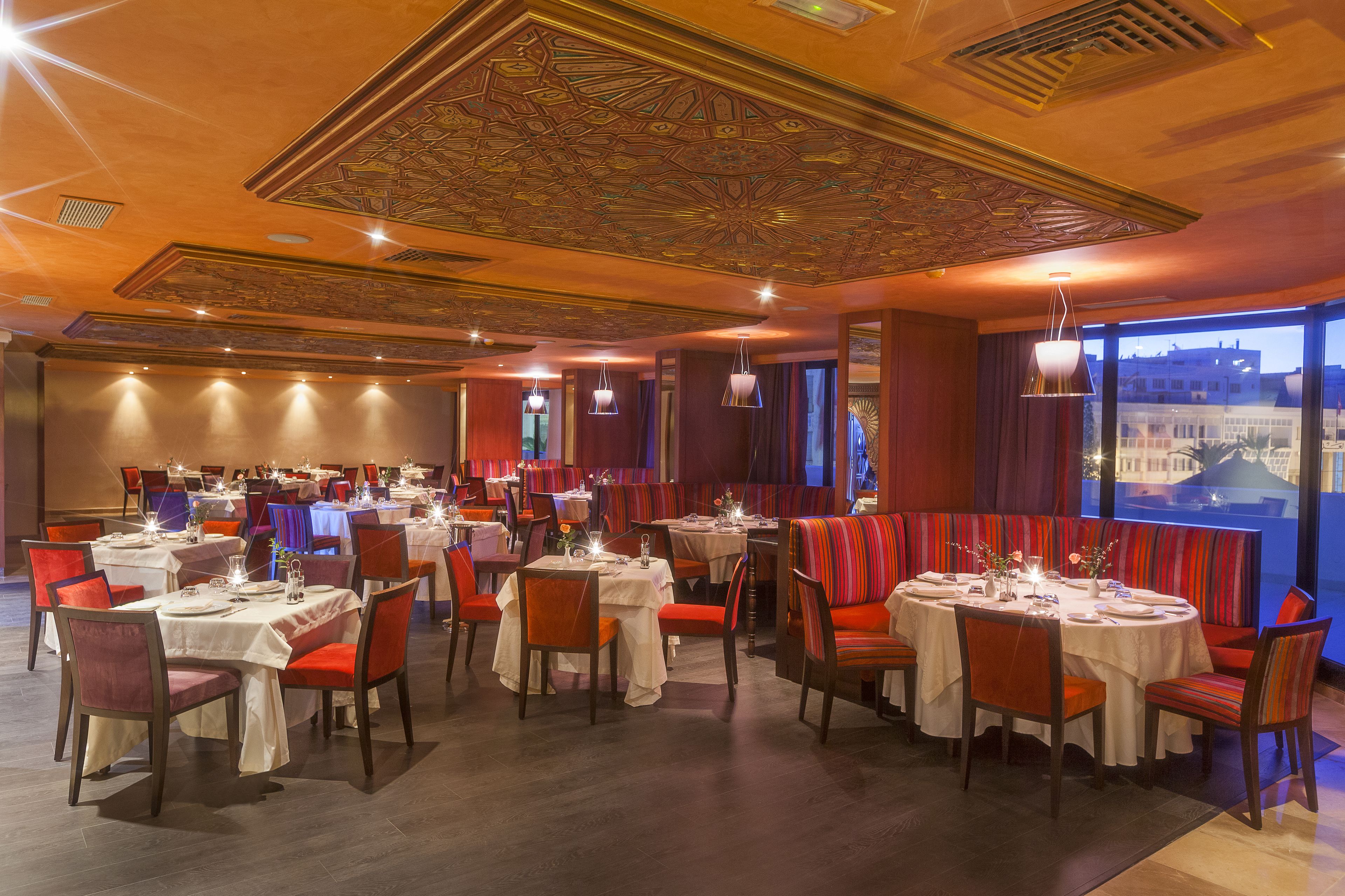 2 restaurants servant le petit déjeuner, le déjeuner et le dîner