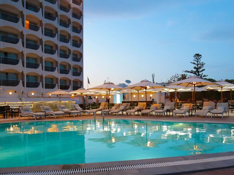 Piscine extérieure (ouverte en saison), parasols de plage