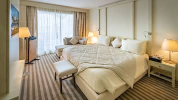 Een minibar, een kluis op de kamer, een bureau, verduisterende gordijnen