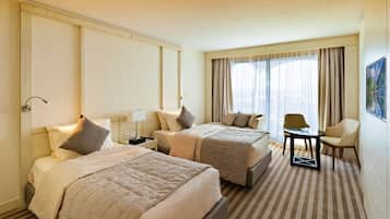 Presidential Suite | Minibar, in-room safe, desk, blackout curtains