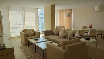 Presidentiële kamer, 2 slaapkamers, uitzicht op zwembad | Woonruimte | Ledtelevisie