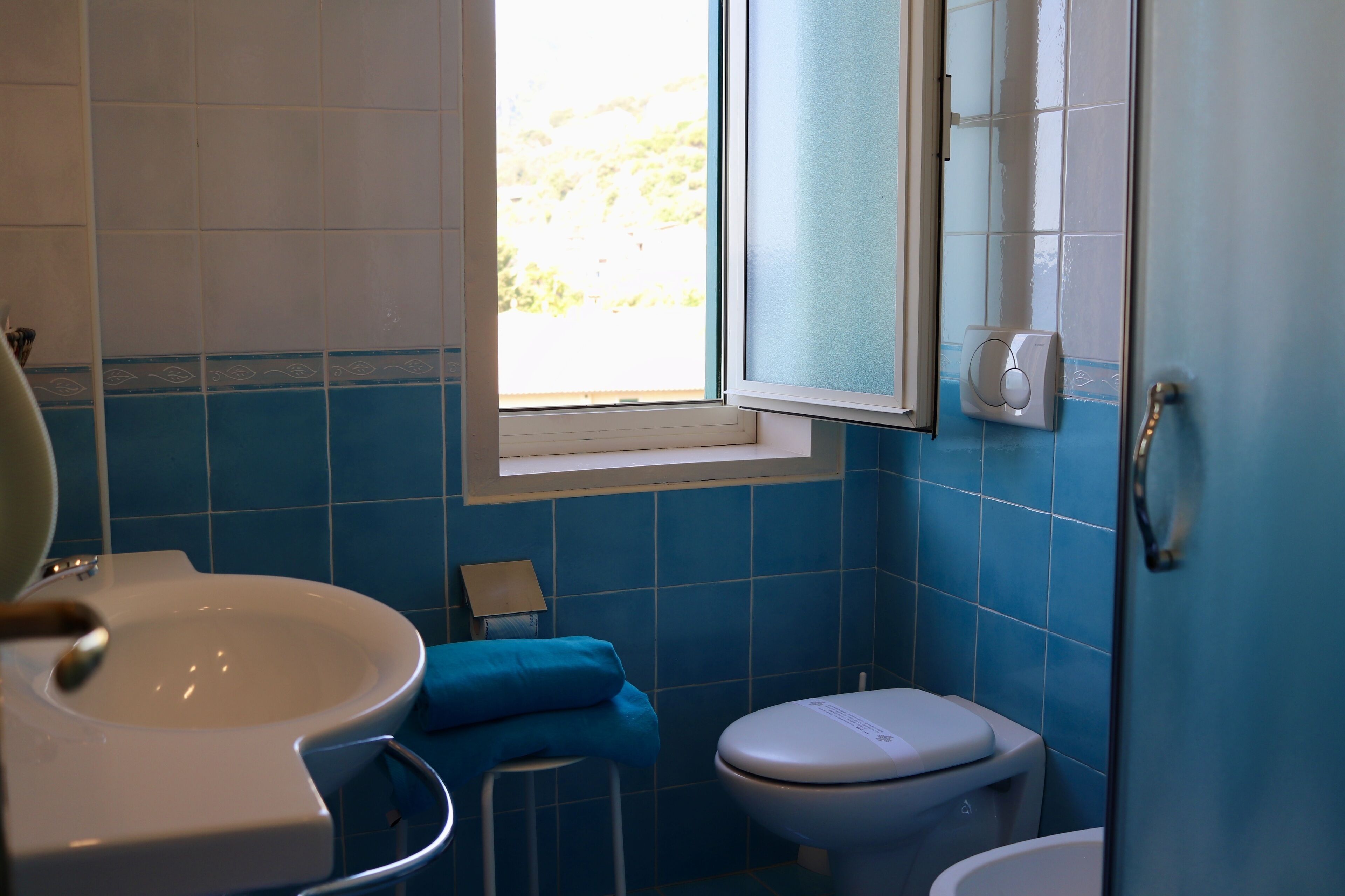 deluxe room, terrace, sea view | bathroom | free toiletries, hair dryer, bidet, towels
