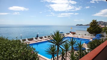 Piscine extérieure (ouverte en saison), parasols de plage