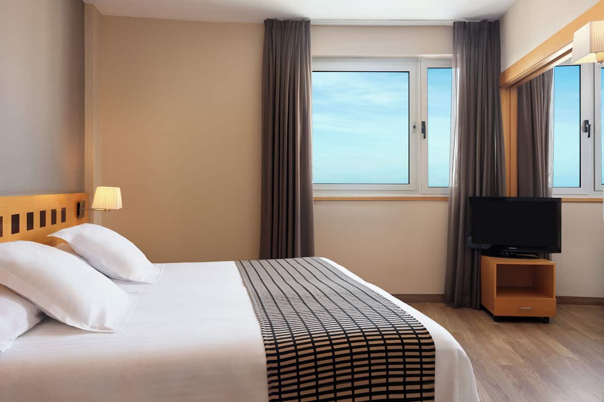 1 bedroom, premium bedding, minibar, in-room safe