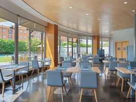 供应早餐、午餐和晚餐