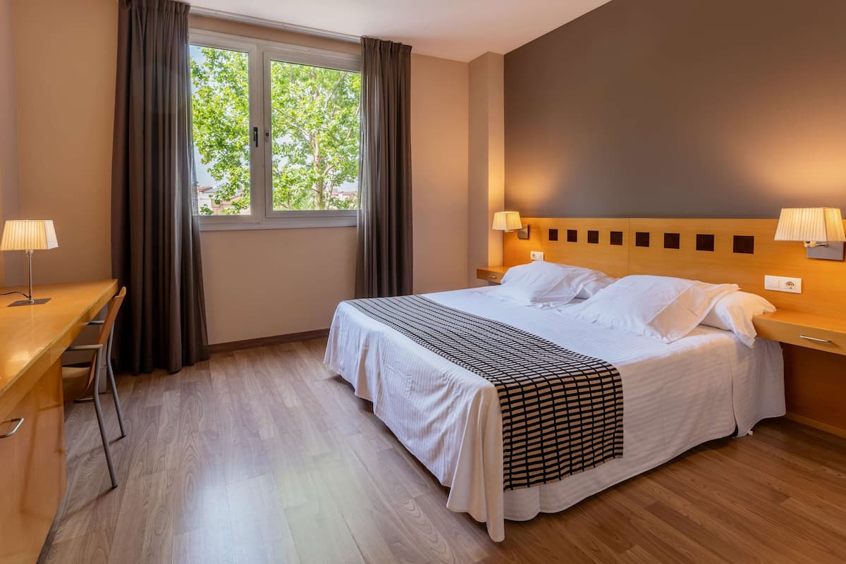1 bedroom, premium bedding, minibar, in-room safe