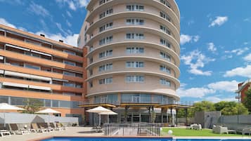 Piscina a l'aire lliure de temporada, para-sols i gandules