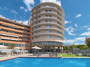 Seasonal outdoor pool, pool umbrellas, sun loungers