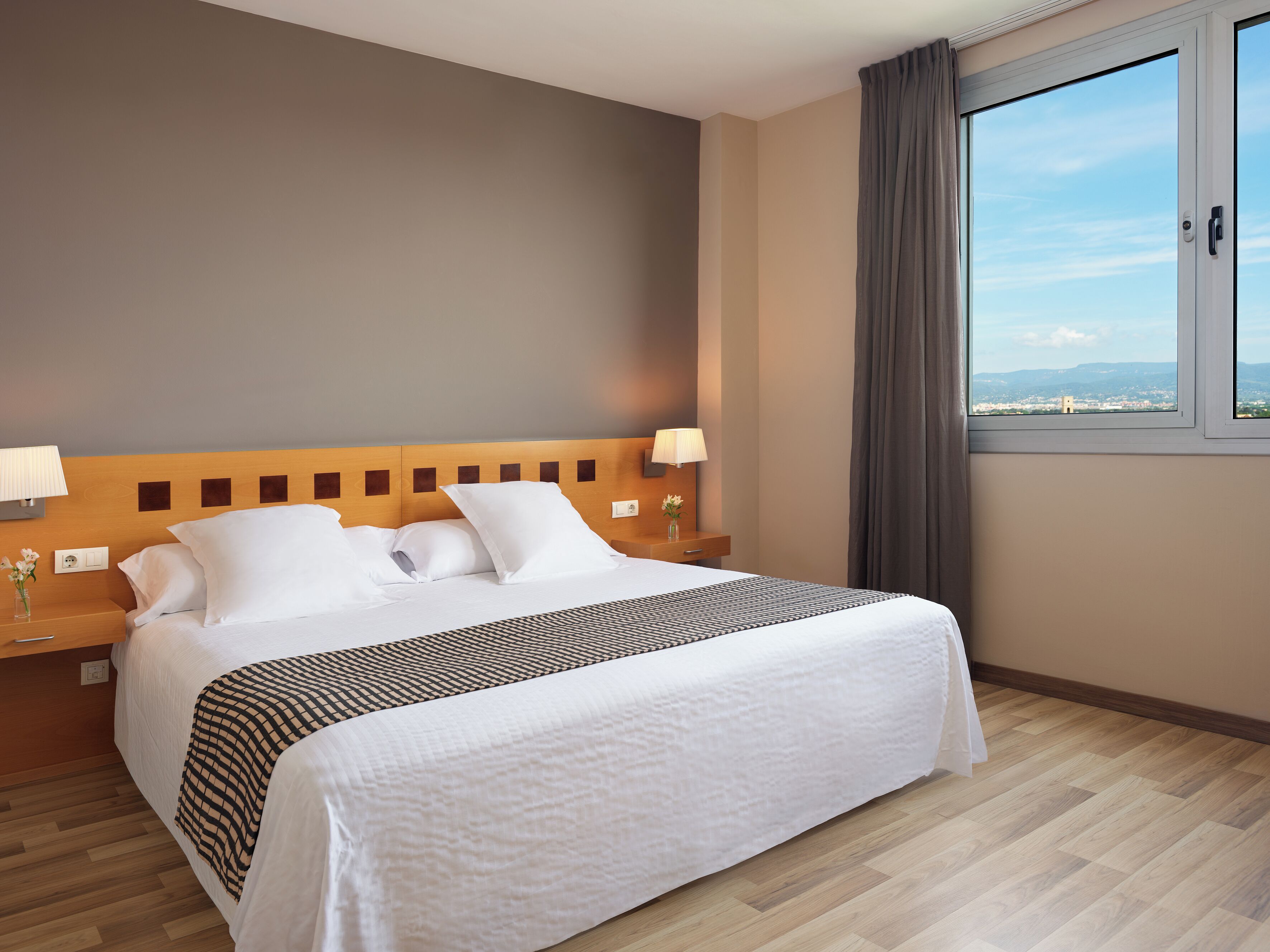 高級寢具、迷你吧、房內夾萬、書桌