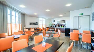 Café da manhã com buffet todos os dias (EUR 13.90 por pessoa)