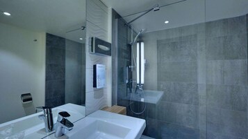 Habitación estándar, varias camas | Baño | Artículos de higiene personal ecológicos, secador de pelo y zapatillas