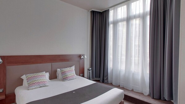 高档床上用品、客房内保险箱、办公桌、笔记本电脑工作区