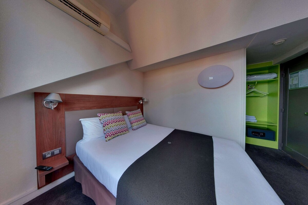 Standaard kamer, 1 eenpersoonsbed | Luxe beddengoed, een kluis op de kamer, een bureau, een laptopwerkplek
