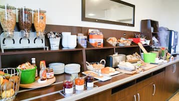 Sarapan bufet setiap hari (EUR 13.90 seorang)