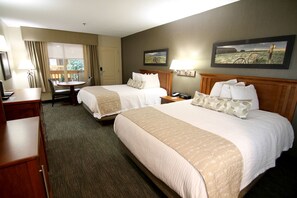 Premium bedding, down comforters, pillowtop beds, blackout drapes - C'mon Inn Fargo (Fargo)