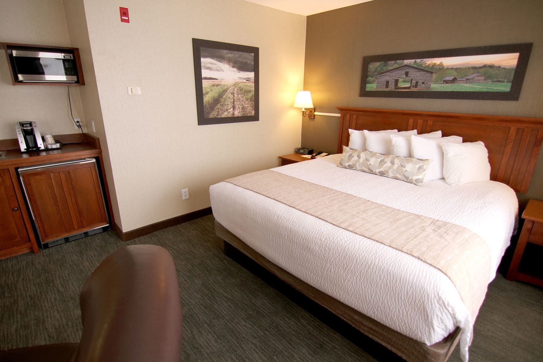 suite, jetted tub | premium bedding, down duvets, pillow-top beds, blackout curtains