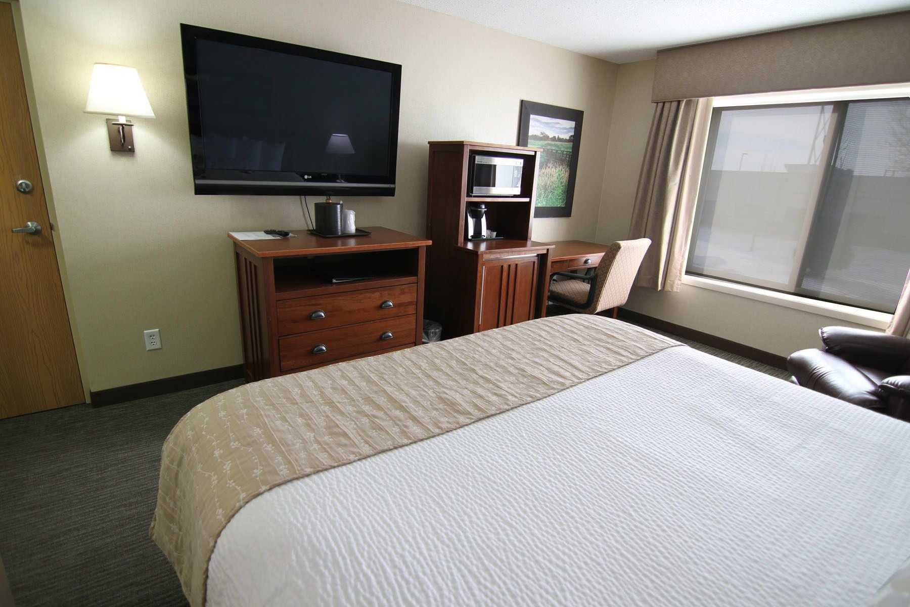 executive room, 1 king bed, non smoking | premium bedding, down duvets, pillow-top beds, blackout curtains