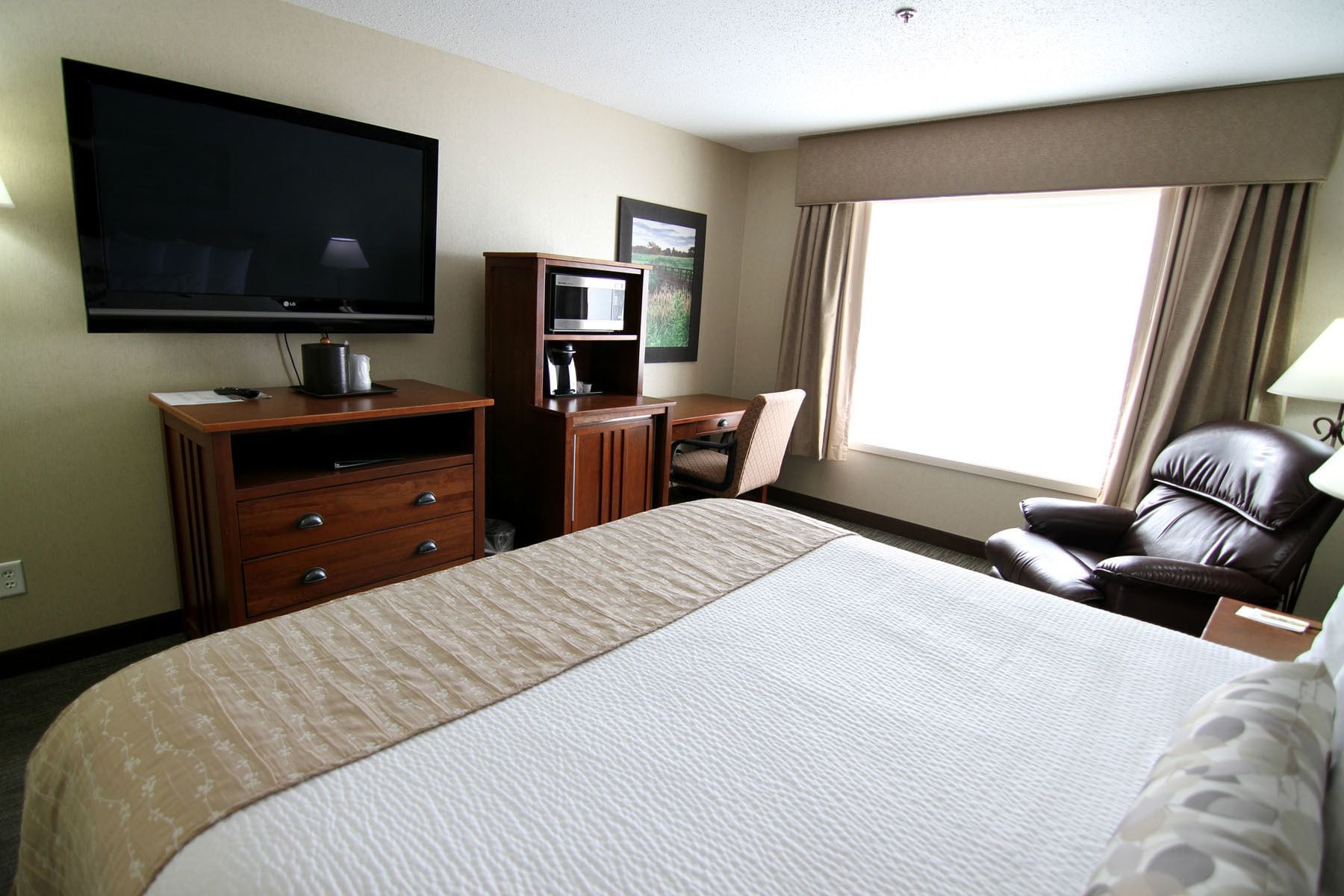 executive room, 1 king bed, non smoking | premium bedding, down duvets, pillow-top beds, blackout curtains