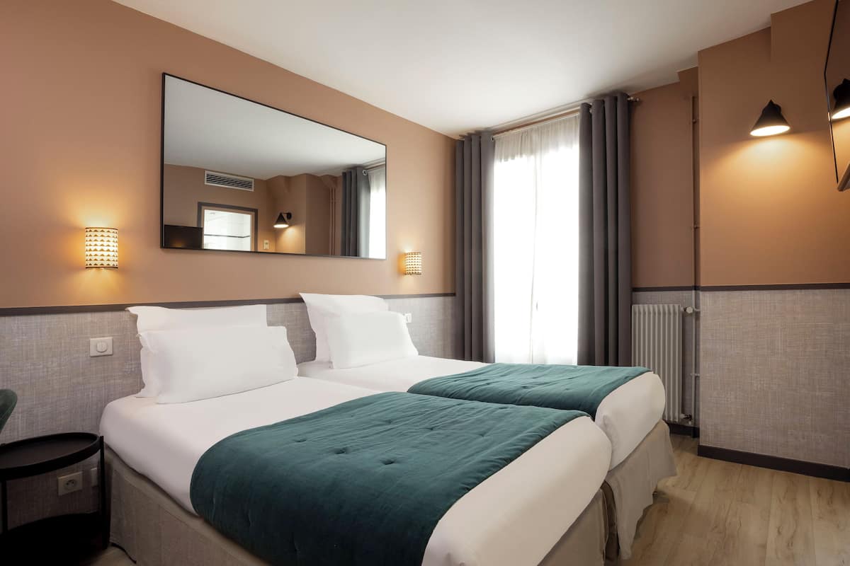 Kamer | Luxe beddengoed, een minibar, een kluis op de kamer, een bureau